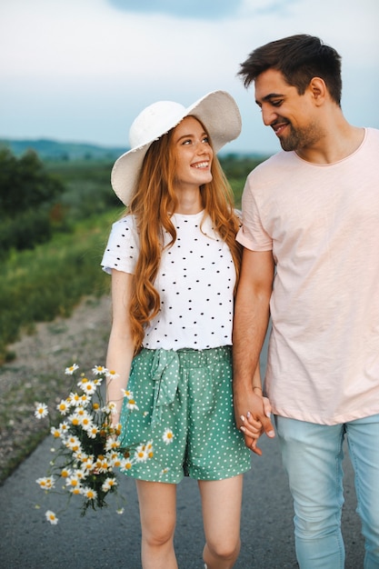 Foto hermosa del primer de la pareja en el camino que sostiene el concepto de la primavera de la flor las flores de la primavera el amor conc ...