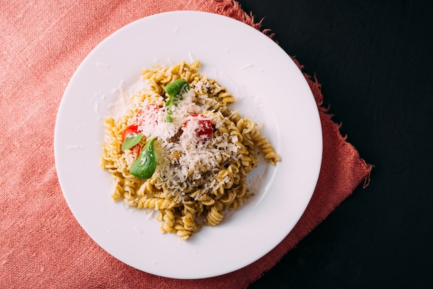 Foto de hermosa y sabrosa pasta hecha con amor en mesa negra