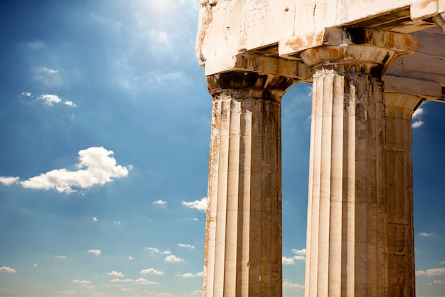 Foto de hermosas columnas en el maravilloso cielo de Grecia.