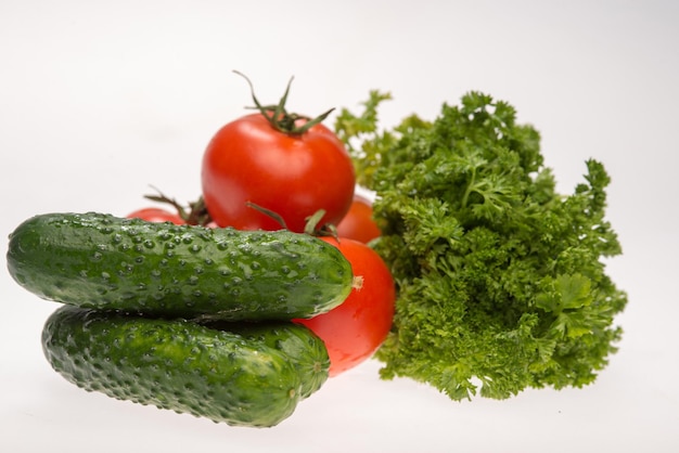 Foto de un hermoso tiro de verduras maduras en primer plano de estudio