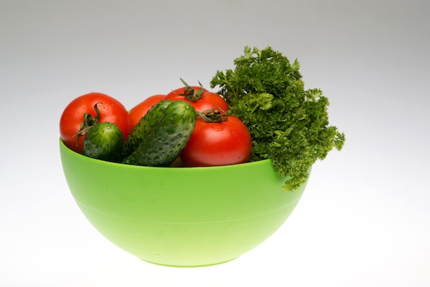 Foto de un hermoso tiro de verduras maduras en primer plano de estudio