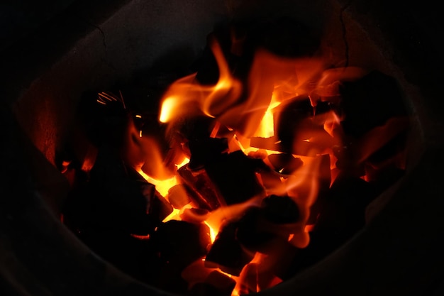 Foto de una hoguera en una chimenea.