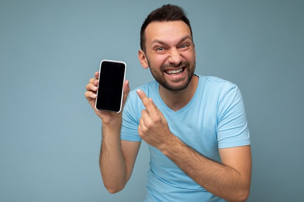 Foto de hombre adulto sonriente emocional loco guapo guapo vistiendo ropa casual