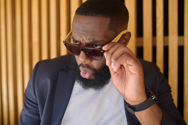 Una foto de un hombre afroamericano con gafas de sol.