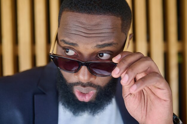 Una foto de un hombre afroamericano con gafas de sol.