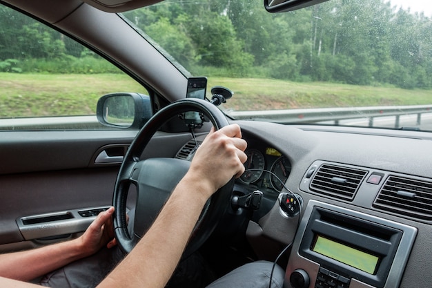 Foto del hombre al volante