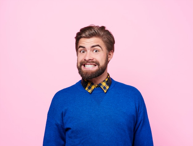 Foto de hombre apretando los dientes