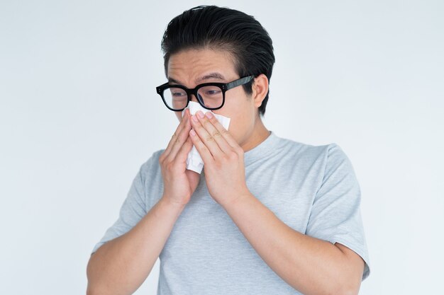 Foto de hombre asiático con sinusitis