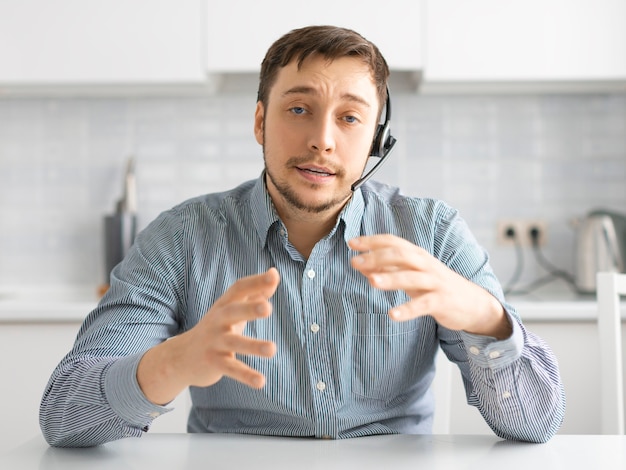 Foto foto de un hombre con auriculares durante una videollamada en línea. concepto de tecnologías modernas para la comunicación a distancia.