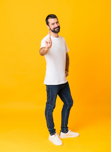 Foto de hombre con barba mostrando y levantando un dedo