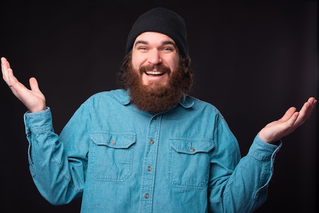 Foto de hombre barbudo hipster no sé qué hacer