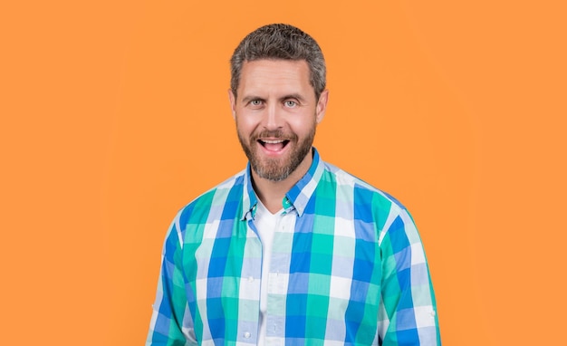 Foto de hombre caucásico sorprendido usar camisa a cuadros hombre caucásico con estilo casual