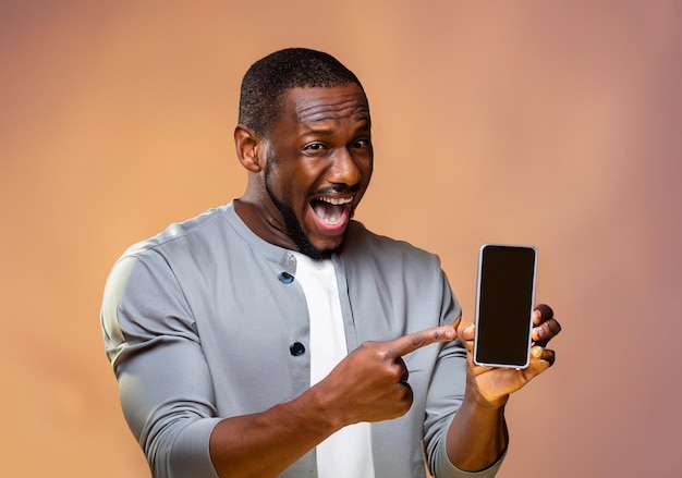foto hombre emocionado muestra pantalla de teléfono móvil y grito con fondo marrón