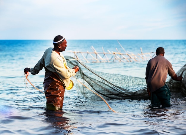 foto un hombre está pescando con una red en el mar