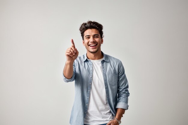 Foto hombre feliz de pie en el estudio de fondo blanco.