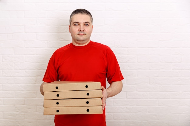 Foto de hombre feliz del servicio de entrega dando orden de comida