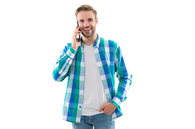 Foto de un hombre haciendo una llamada telefónica. Un hombre haciendo una llamada telefónica aislado en un hombre blanco haciendo una llamada telefónica.