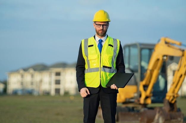 Foto del hombre ingeniero en el día del trabajo de ingeniería civil hombre ingeniero en la ingeniería civil