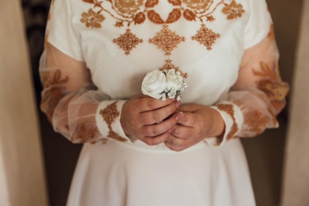 Foto de hombre y mujer con anillo de bodas. Pareja joven casada cogidos de la mano ceremonia día de la boda Manos de pareja de recién casados con anillos de boda