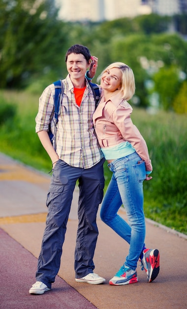 Foto de hombre con mujer caminando en el parque en verano