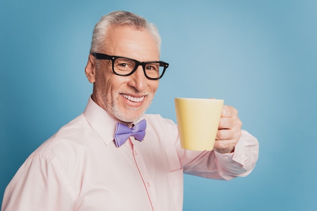 Foto de hombre de negocios guapo envejecido bebiendo café caliente