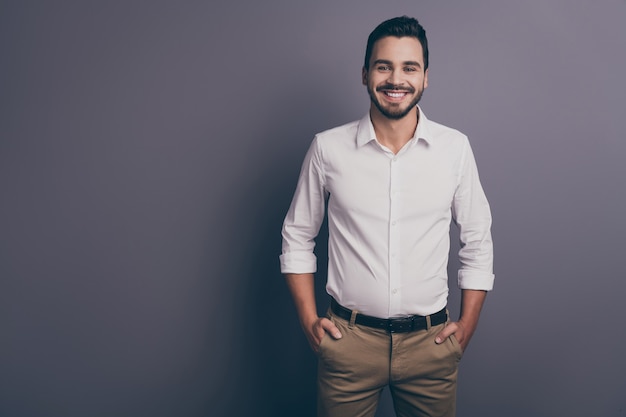 Foto foto de hombre de negocios macho joven manos bolsillos posando