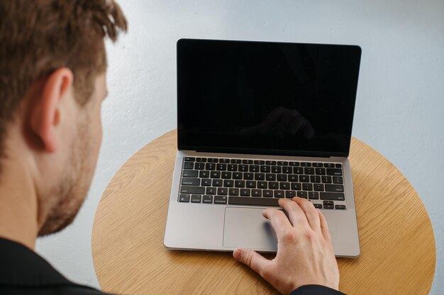 Foto de un hombre de negocios que trabaja en una oficina moderna tipo loft