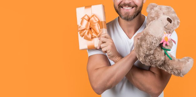 Foto de hombre con regalo de san valentín de caja y espacio de copia de juguete hombre tiene regalo de san valentín