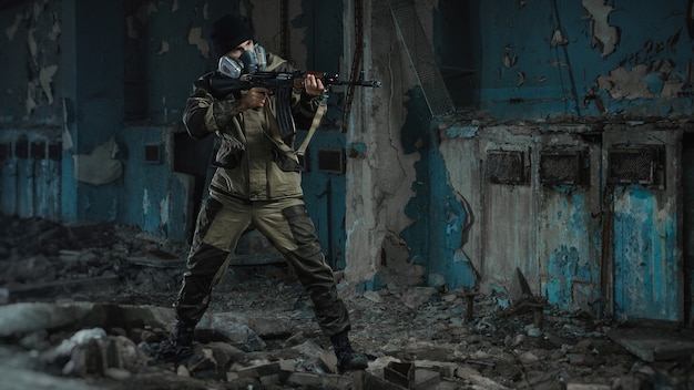 Foto de hombre de uniforme con un arma