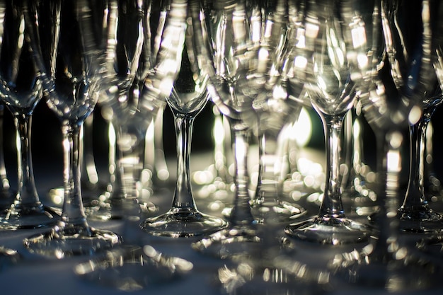 Foto horizontal de copas de vino vacías alineadas