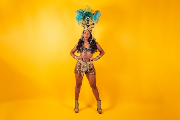 Foto horizontal de cuerpo completo mujer brasileña negra en ropa de carnaval con las manos en la cintura