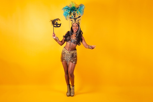 Foto foto horizontal de cuerpo completo mujer negra brasileña en ropa de carnaval con máscara de carnaval