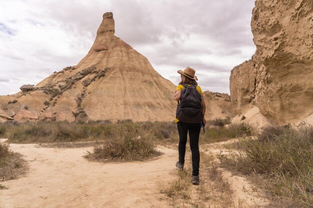 Foto horizontal con espacio de copia de una mujer caminando por un sendero en un parque nacional árido