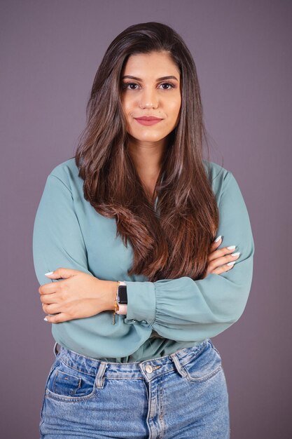 Foto horizontal Hermosa mujer brasileña con ropa casual Jeans y camisa verde brazos cruzados