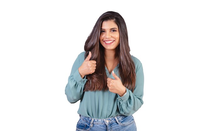 Foto horizontal Hermosa mujer brasileña con ropa casual Jeans y camisa verde como signo positivo