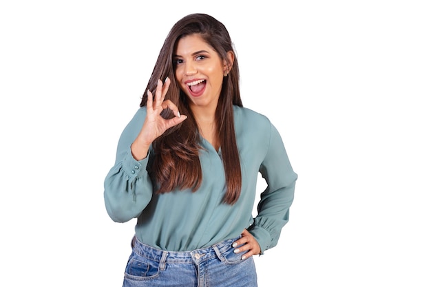 Foto horizontal Hermosa mujer brasileña con ropa casual Jeans y camisa verde ok firmar bien