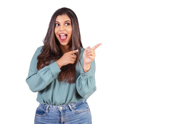 Foto horizontal Linda mulher brasileira com roupas casuais Jeans e camisa verde exibindo publicidade à direita