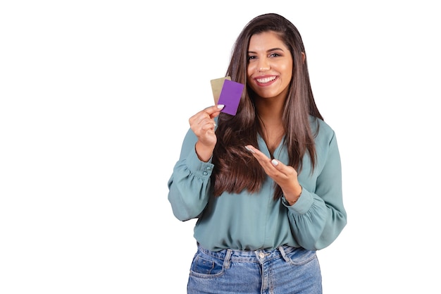 Foto foto horizontal linda mulher brasileira com roupas casuais jeans e camisa verde segurando expressões de cartões de crédito