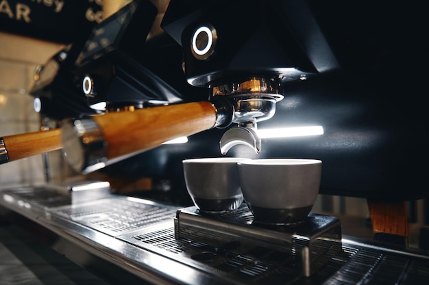 Foto horizontal de la máquina de café espresso que trabaja con el fondo interior de la barra