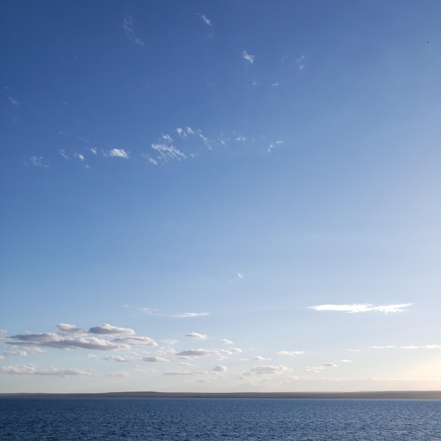 Foto foto del horizonte con cielo y lago