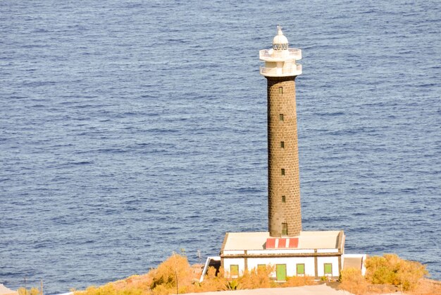 Foto Imagen de un antiguo faro cerca del mar