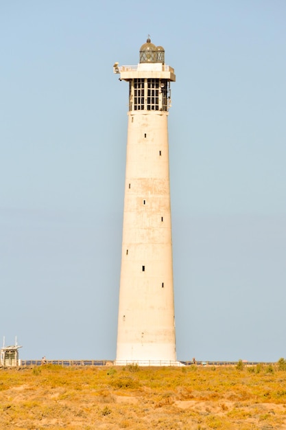 Foto Imagen de un antiguo faro cerca del mar