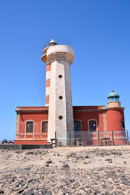 Foto Imagen de un antiguo faro cerca del mar