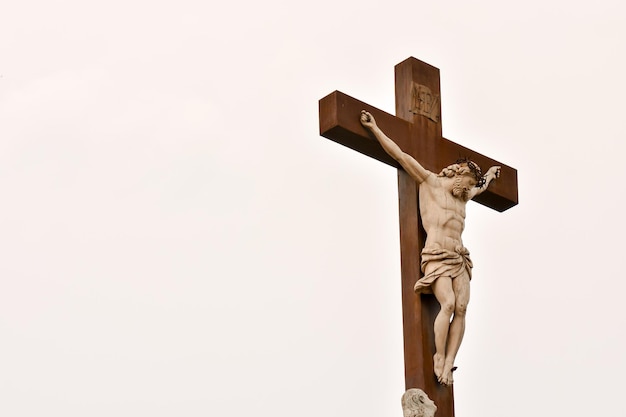 Foto Imagen de una estatua cristiana clásica en Avignon