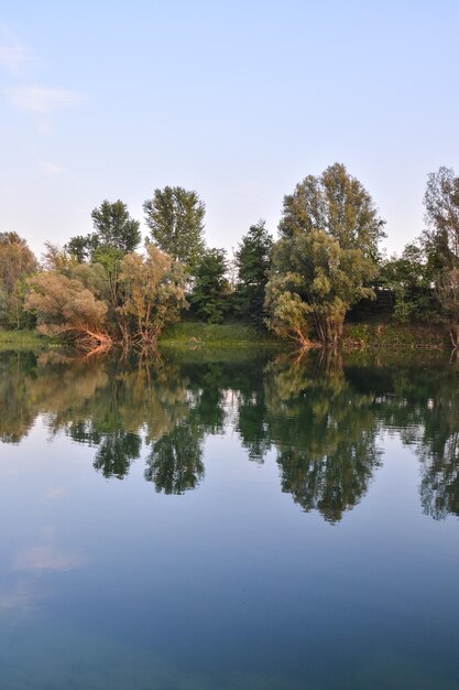 Foto Imagen del hermoso río salvaje Brenta en el norte de Italia