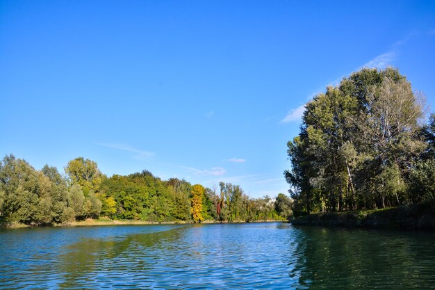 Foto Imagen del hermoso río salvaje Brenta en el norte de Italia