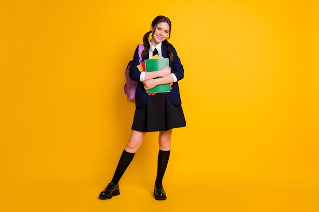 Foto in voller Größe von positiven High-School-Teenagern halten viele Hefte Rucksack