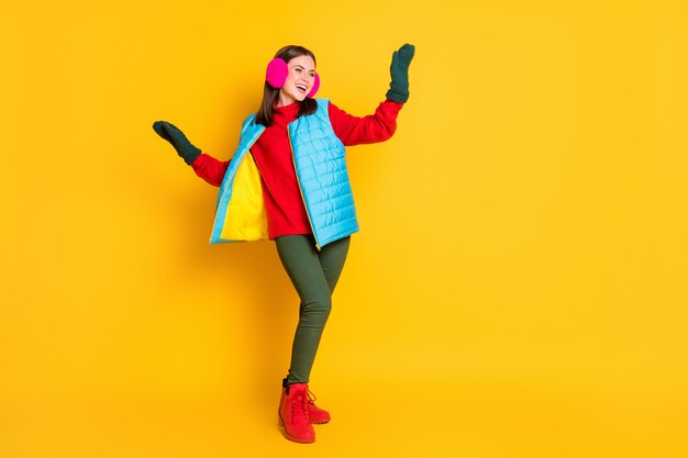 Foto in voller Länge von positivem fröhlichem Mädchen genießen Winterurlaubswochenende Tanzdiskothek heben die Hände tragen blaurosa Pullover einzeln auf hell glänzendem Hintergrund