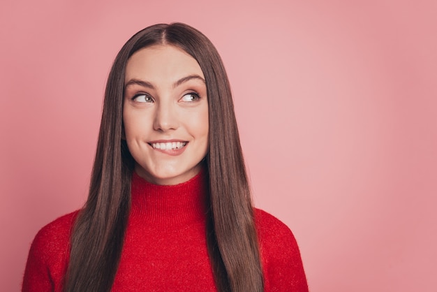 Foto de increíble chica de buen humor de pie sobre fondo rosa