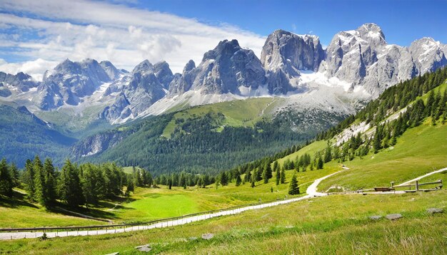 Foto increíble paisaje de otoño en el pueblo de Santa Maddalena